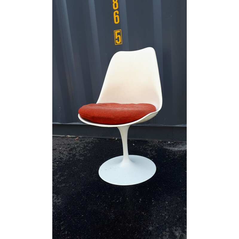 Tulip chairs, Knoll International, Eero Saarinen