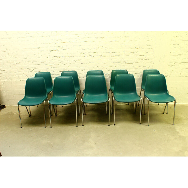    Suite de 12 chaises vintage 1970