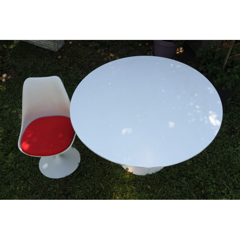 Vintage round table and 6 Tulip chairs by Saarinen 