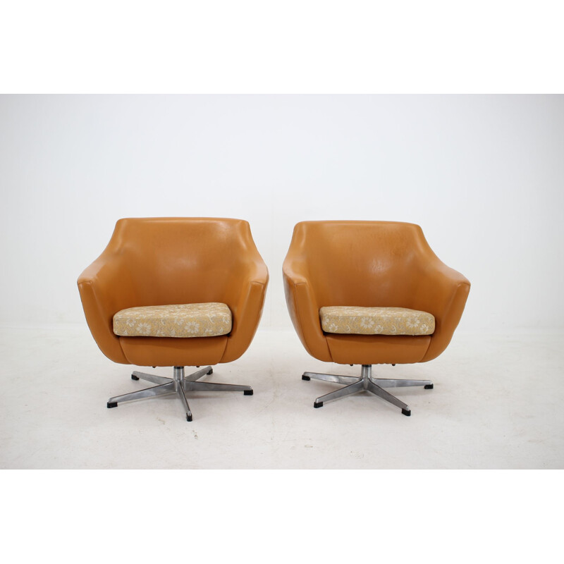 Paire de fauteuils pivotants en cuir 1970