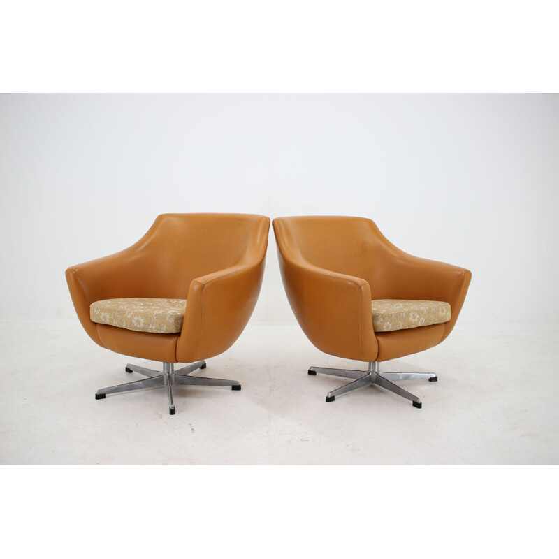 Paire de fauteuils pivotants en cuir 1970
