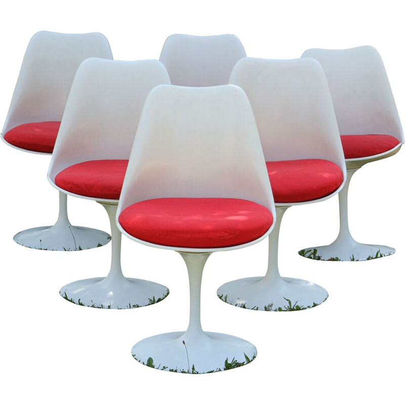 Vintage round table and 6 Tulip chairs by Saarinen 