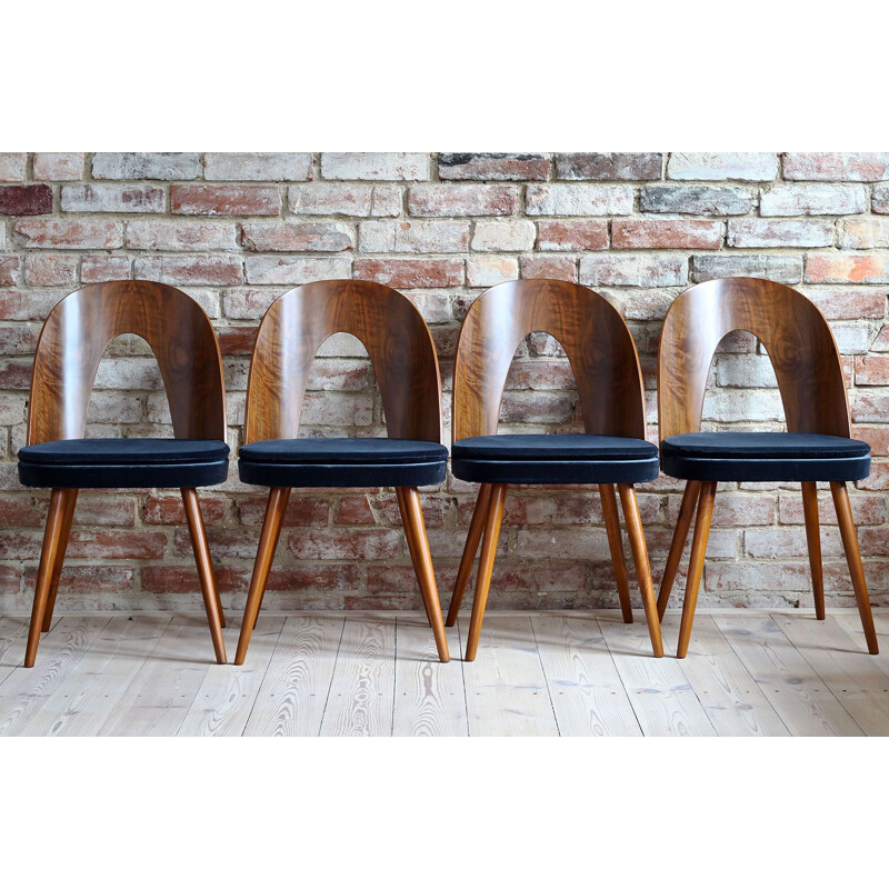 Suite de 4 chaises vintage de A. Uman en velours bleu acier par Kvadrat