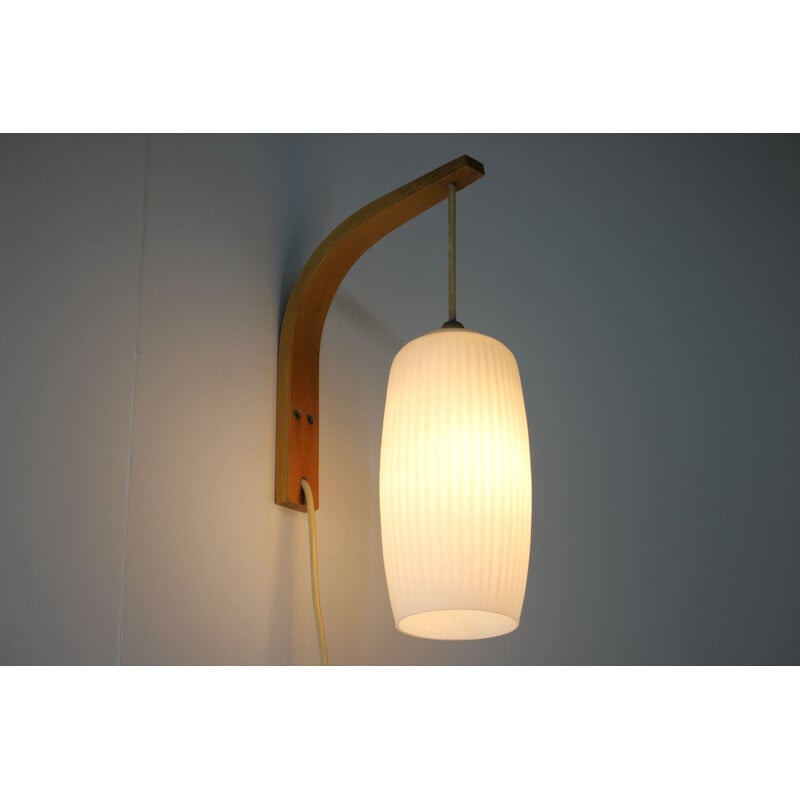 Vintage Deense wandlamp van glas en hout 1960