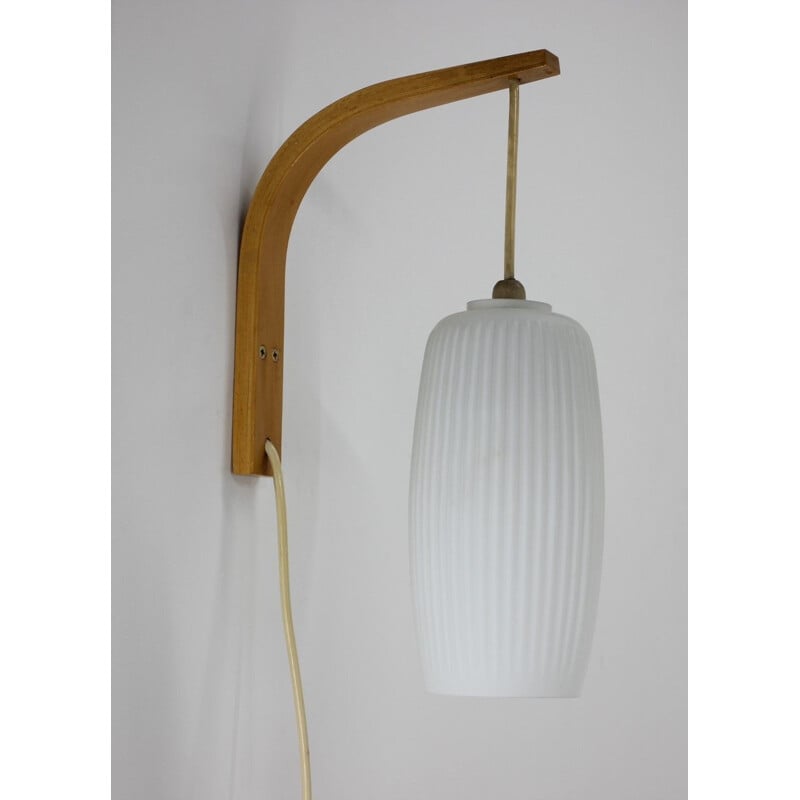 Vintage Deense wandlamp van glas en hout 1960