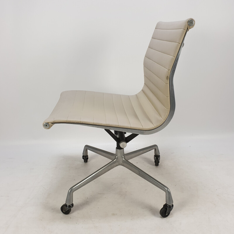 Chaise de bureau vintage pivotante en aluminium et skai par Charles et Ray Eames pour Herman Miller