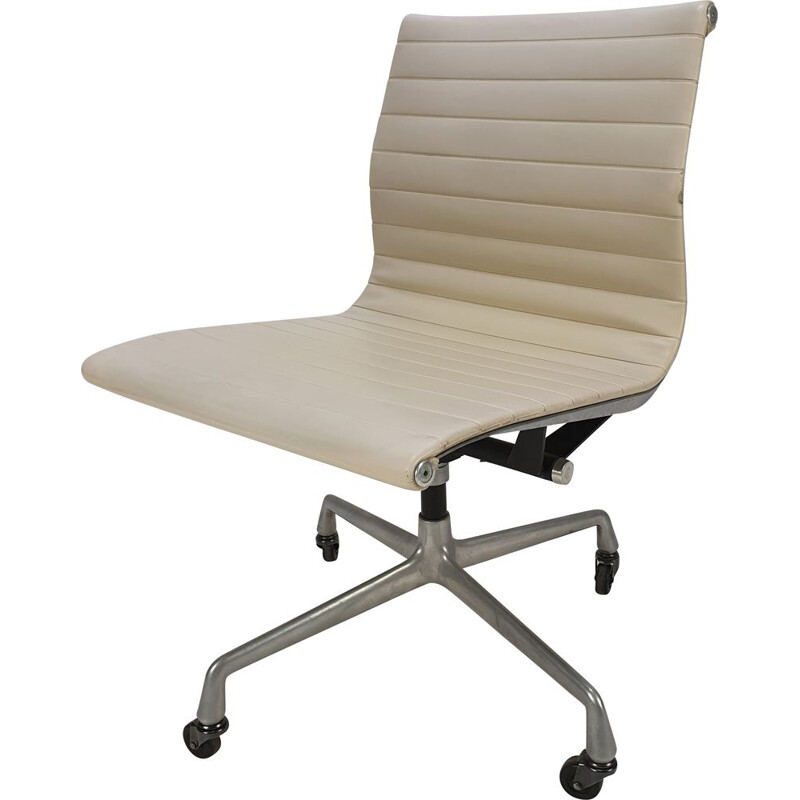 Chaise de bureau vintage pivotante en aluminium et skai par Charles et Ray Eames pour Herman Miller