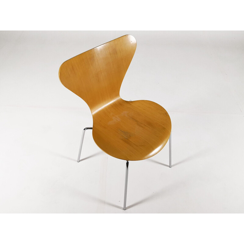 Pair of vintage 3107 Butterfly chairs for Fritz Hansen in beech and steel 1990