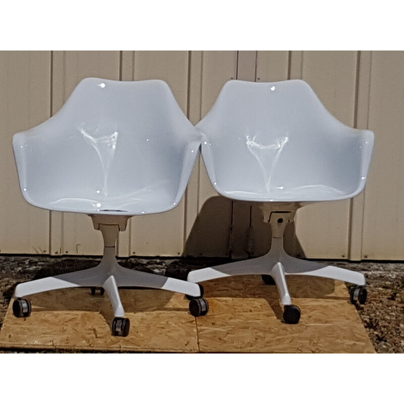 Pair of vintage Executive Tulipe armchairs for Knoll in white fiberglass 1960