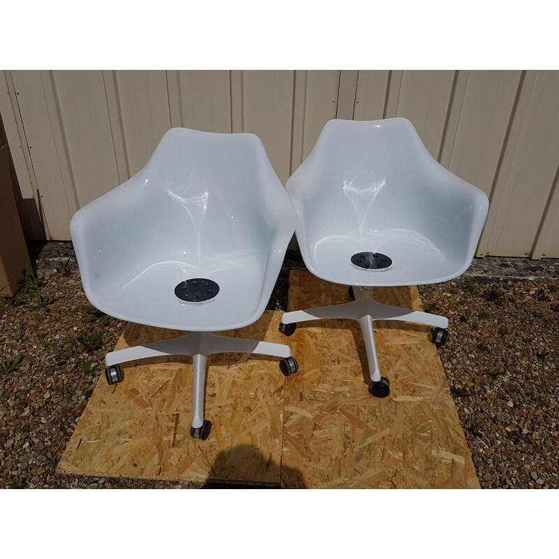 Pair of vintage Executive Tulipe armchairs for Knoll in white fiberglass 1960