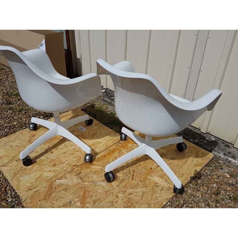 Pair of vintage Executive Tulipe armchairs for Knoll in white fiberglass 1960