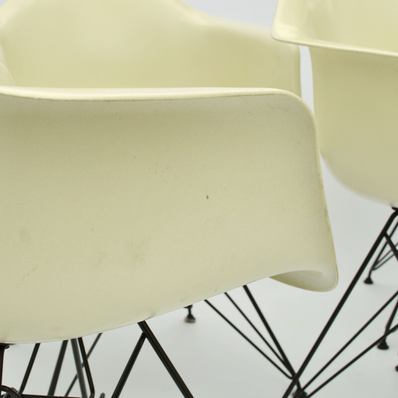 Suite de 6 chaises vintage Eames Fiberglass Arm DAR