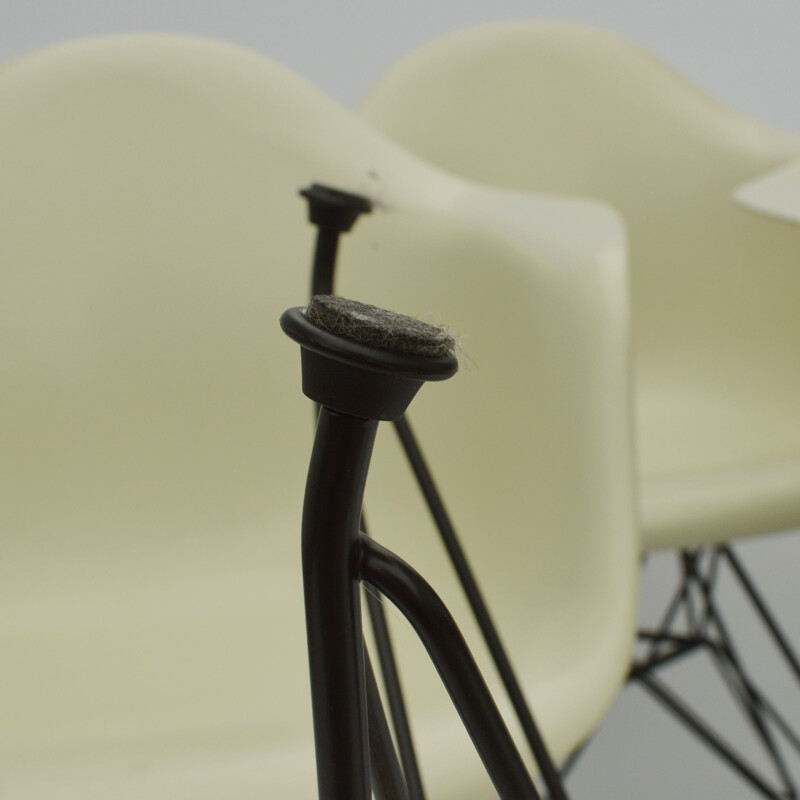 Suite de 6 chaises vintage Eames Fiberglass Arm DAR