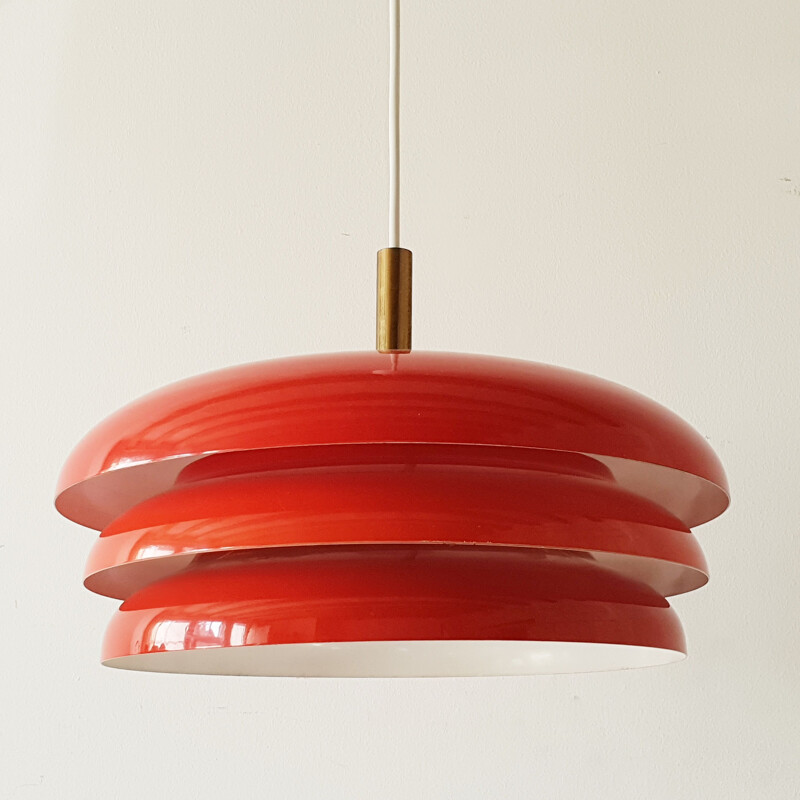 Skandinavische Vintage-Hängeleuchte aus rotem Stahl und Messing 1960