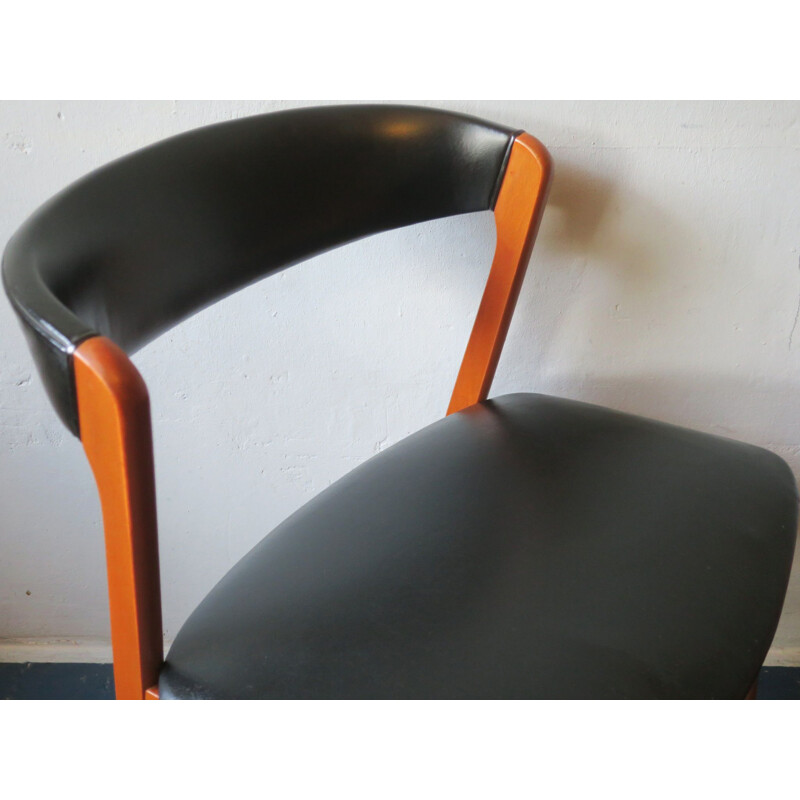 Chaise vintage danoise en cuir noir avec dossier courbé 1960