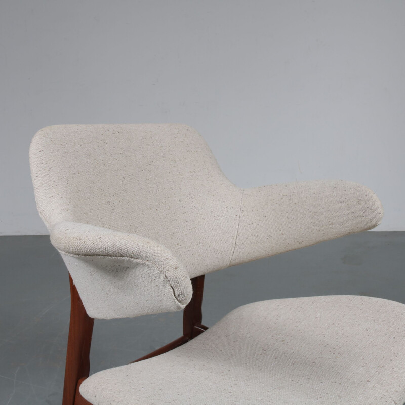 Vintage dutch lounge chair for WéBé in white fabric and teak 1950s