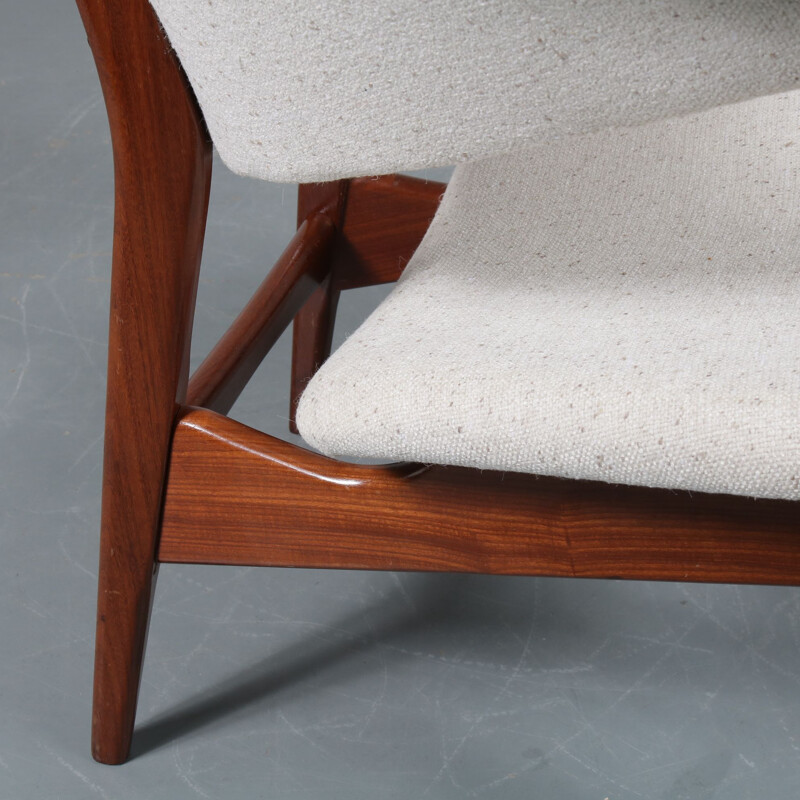 Vintage dutch lounge chair for WéBé in white fabric and teak 1950s