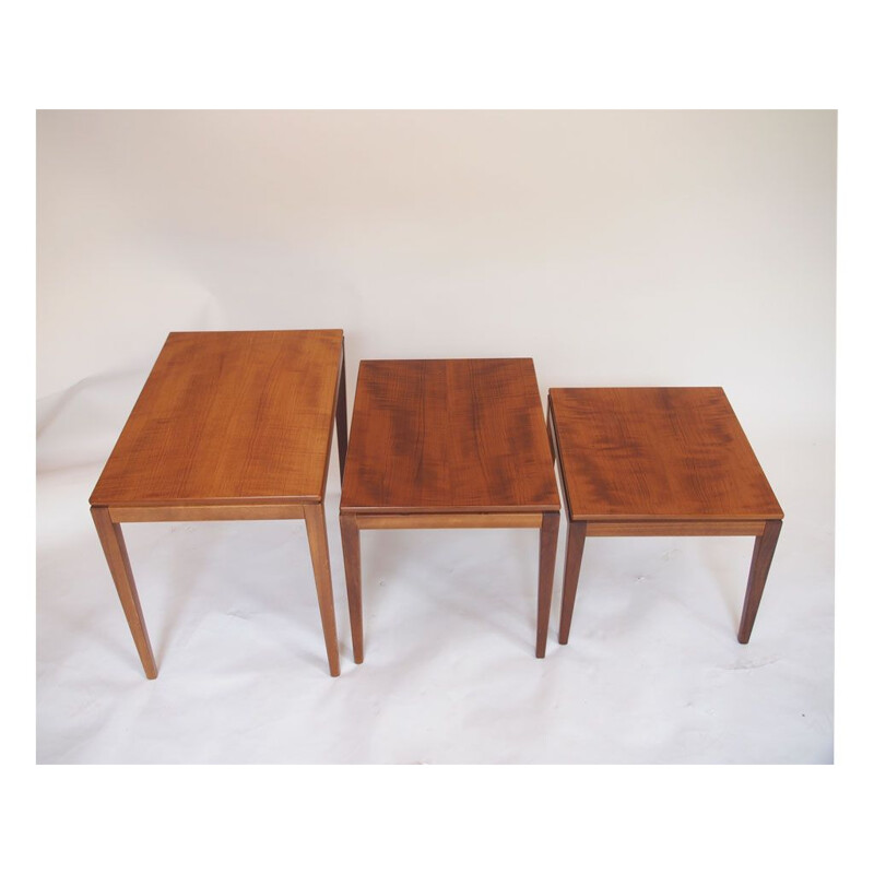 Suite de tables gigognes vintage en teck