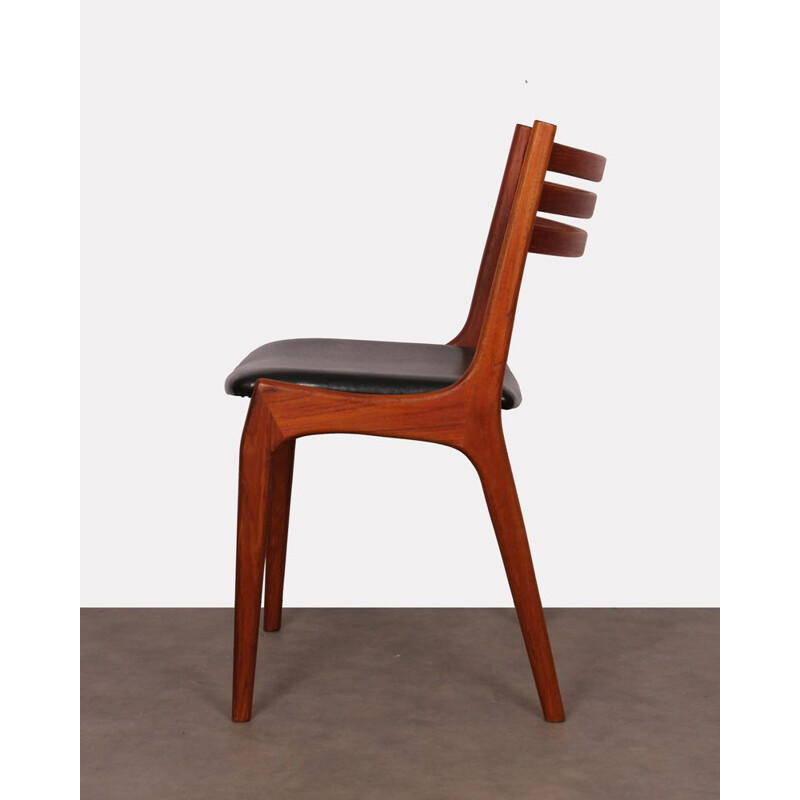 Suite de 4 chaises vintage scandinaves en skaï noir 1960