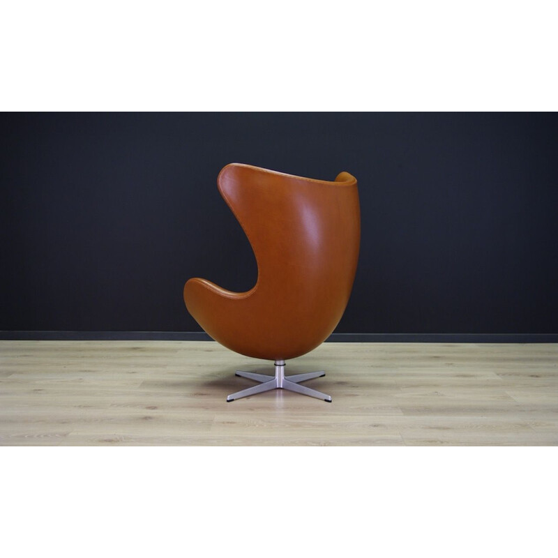 Vintage Arne Jacobsen Egg Chair Elegance in leather