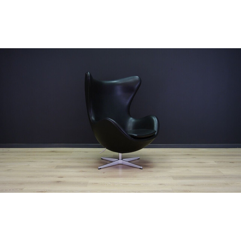 Fauteuil vintage Arne Jacobsen Egg Elegance en cuir noir