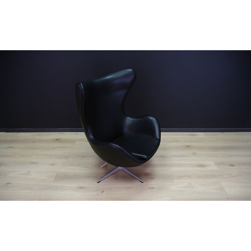 Fauteuil vintage Arne Jacobsen Egg Elegance en cuir noir