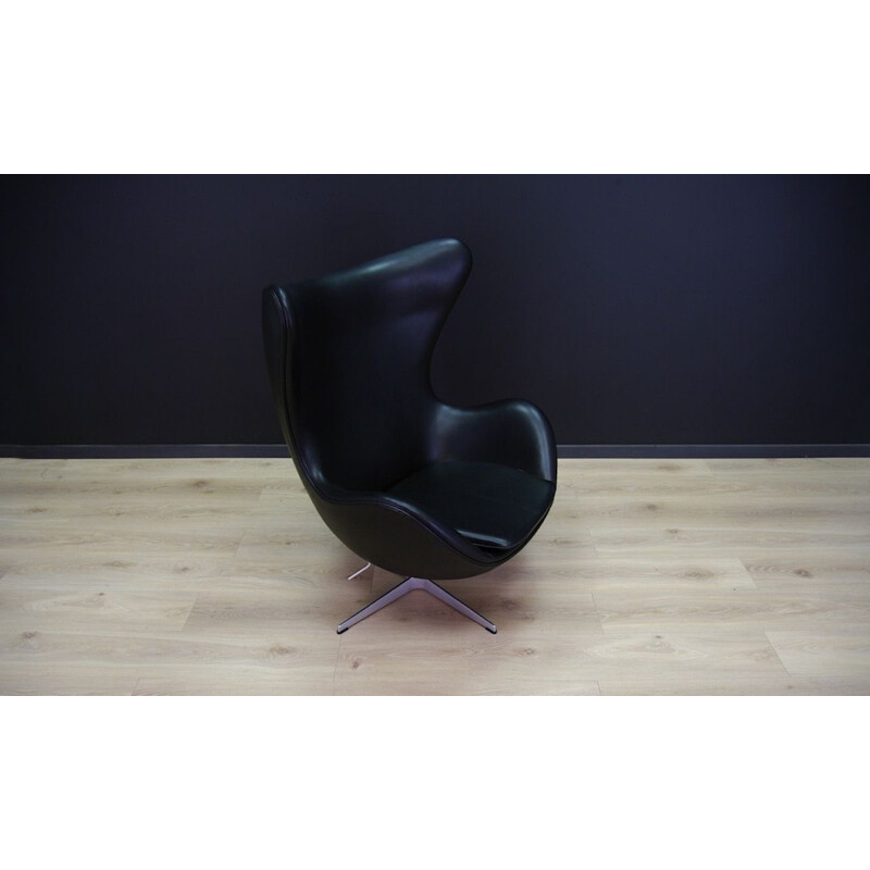 Vintage Arne Jacobsen Egg Chair Elegance in leather black