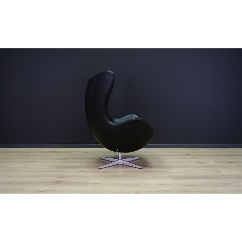 Vintage Arne Jacobsen Egg Chair Elegance in leather black