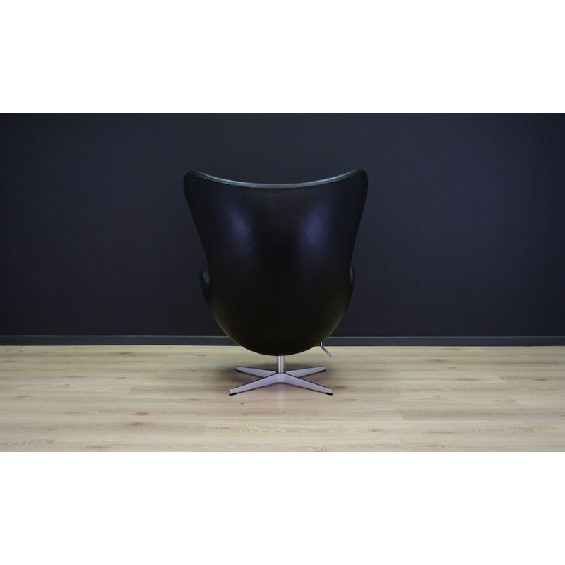 Fauteuil vintage Arne Jacobsen Egg Elegance en cuir noir