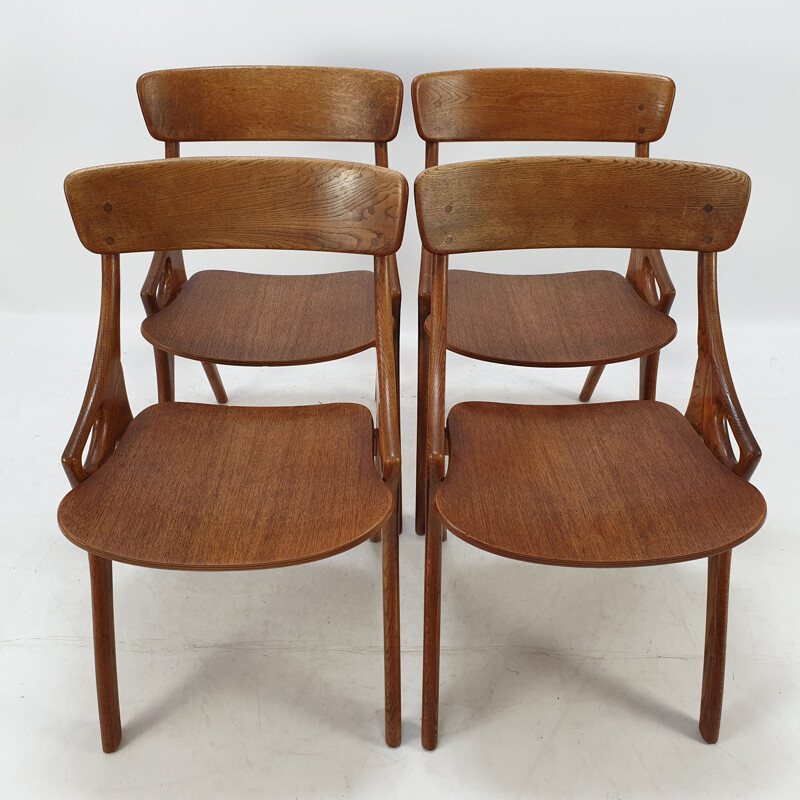 Set of 4 vintage chairs in oak by Arne Hovmand-Olsen