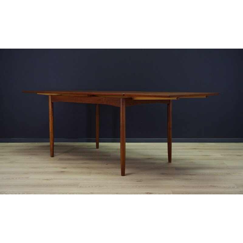 Extendable dining table in teak