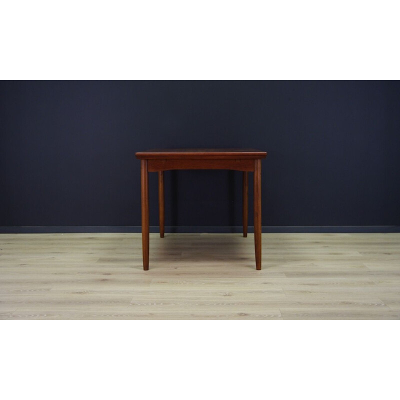 Extendable dining table in teak