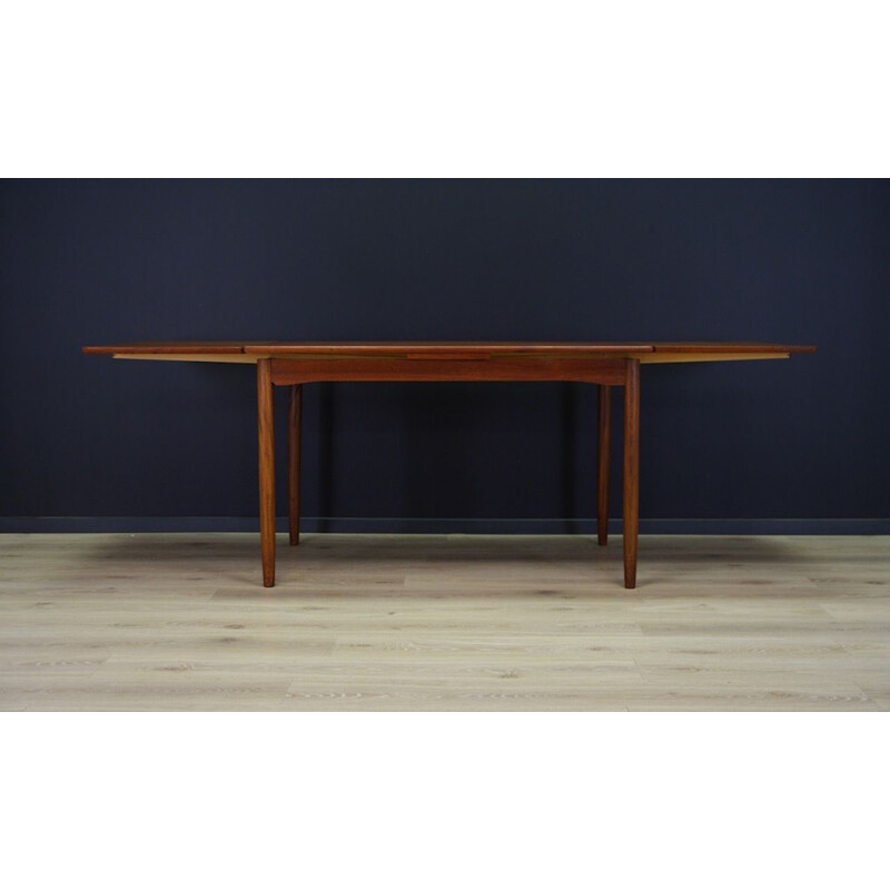 Extendable dining table in teak