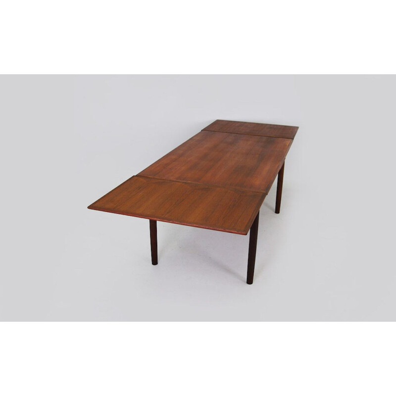 Scandinavian extendable table in teak