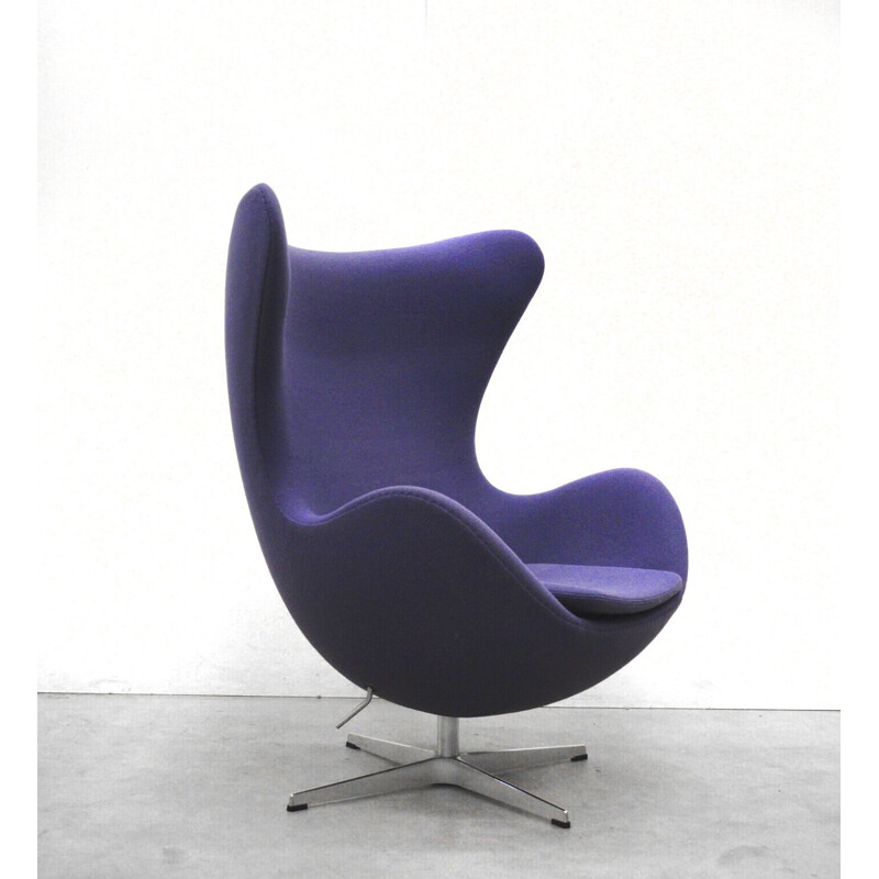 Cadeira de braços "Cadeira de ovos" roxa Vintage por Arne Jacobsen para Fritz Hansen