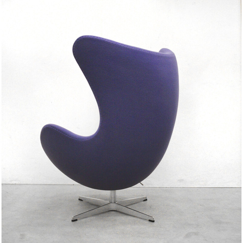 Fauteuil vintage violet "Egg chair" par Arne Jacobsen pour Fritz Hansen