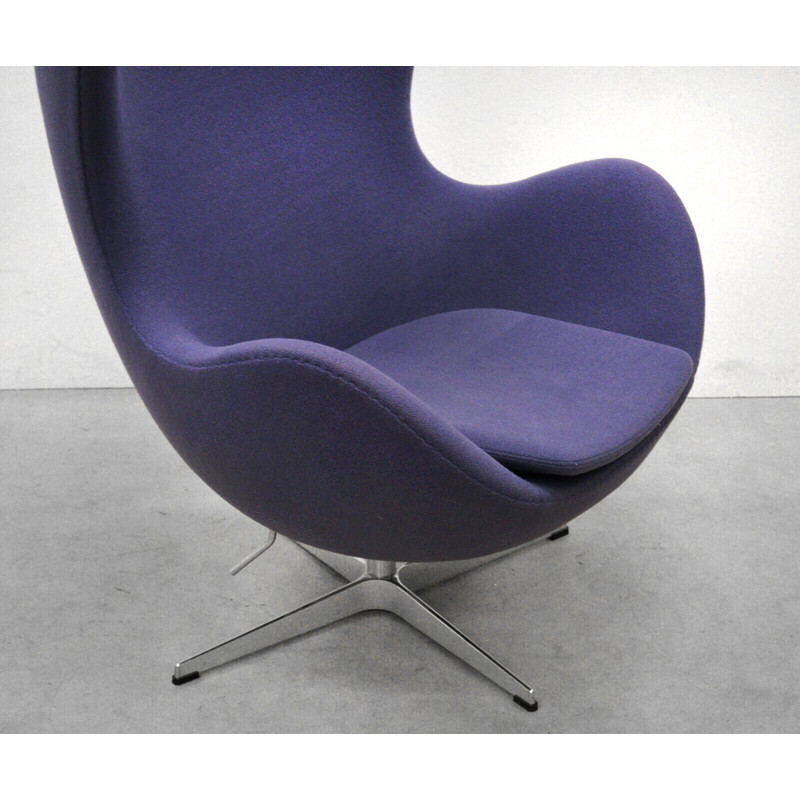 Poltrona vintage viola "Egg chair" di Arne Jacobsen per Fritz Hansen