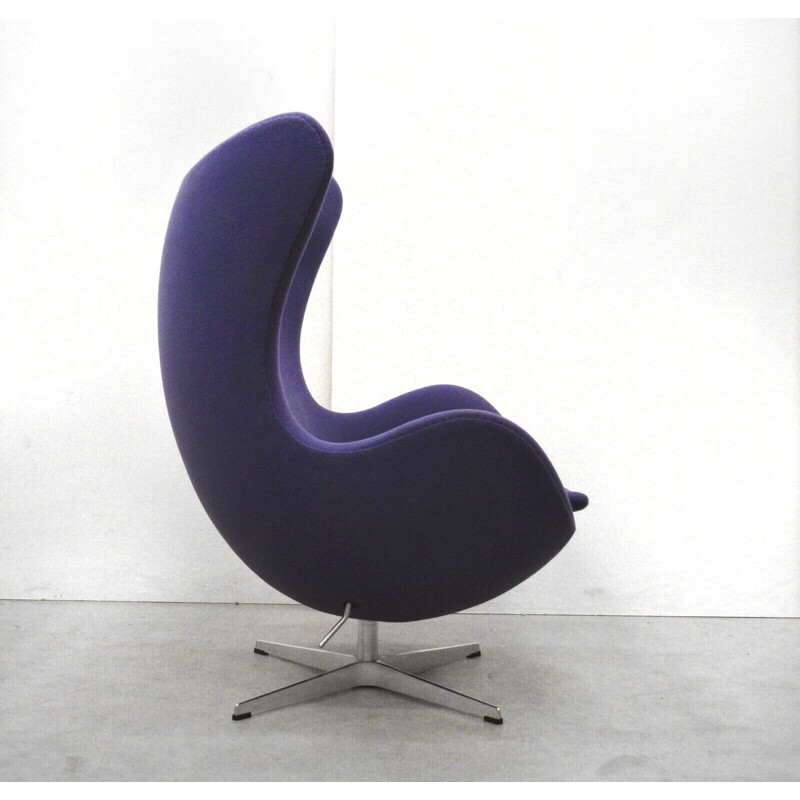 Fauteuil vintage violet "Egg chair" par Arne Jacobsen pour Fritz Hansen