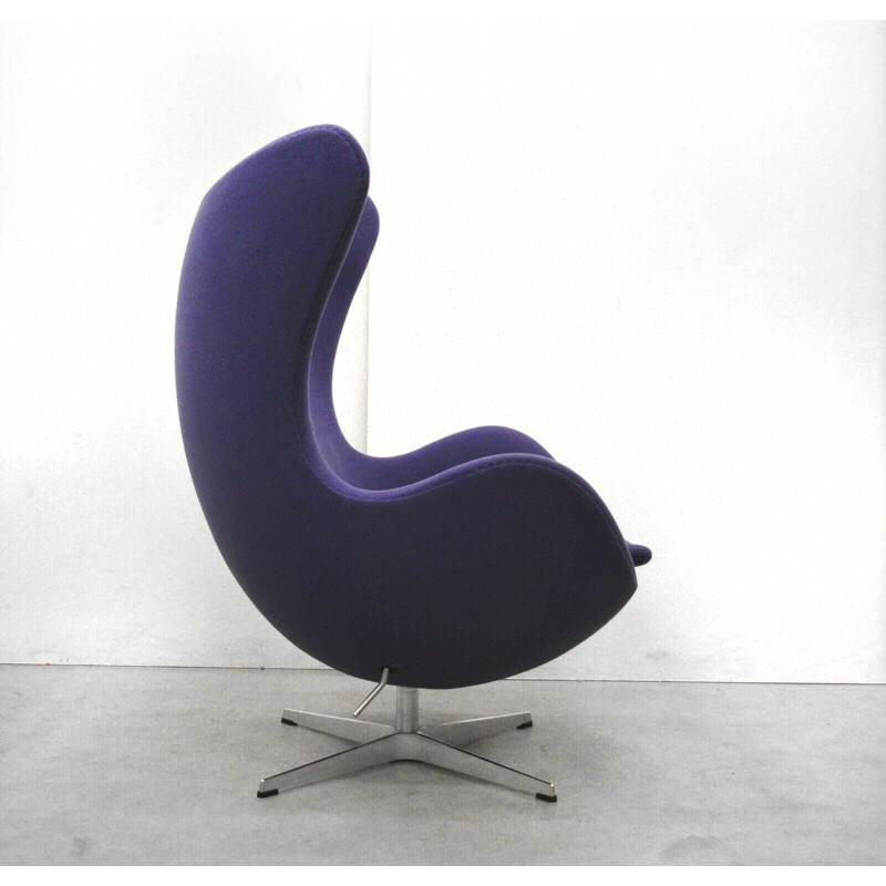 Poltrona vintage viola "Egg chair" di Arne Jacobsen per Fritz Hansen