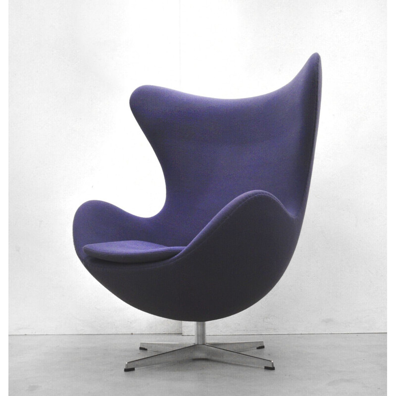 Poltrona vintage viola "Egg chair" di Arne Jacobsen per Fritz Hansen