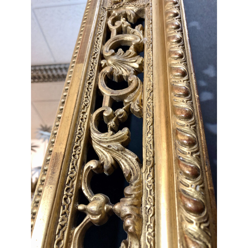 Grand miroir vintage en bois et stuc ajourés a la feuille d'or