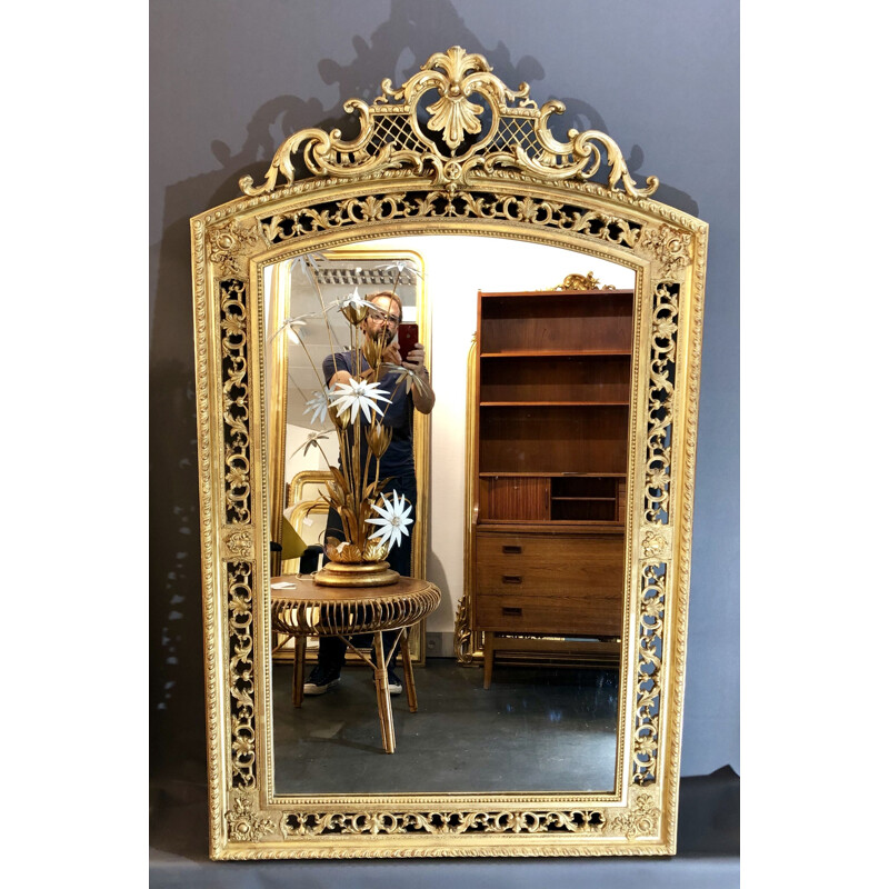 Grand miroir vintage en bois et stuc ajourés a la feuille d'or