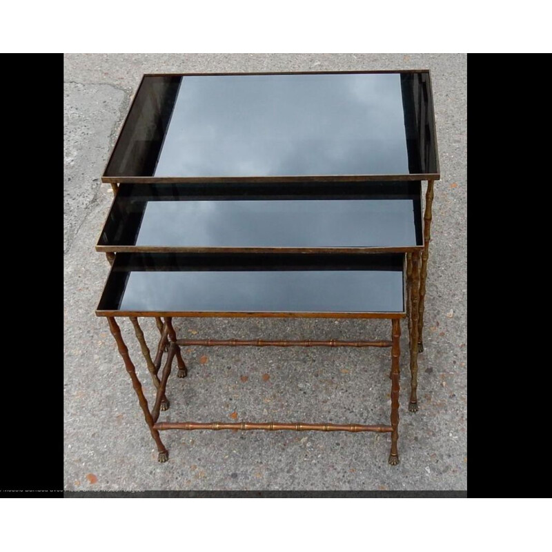 Ensemble de 3 tables gigognes vintage en laiton et verre opaline noire par Maison Bagues, 1970