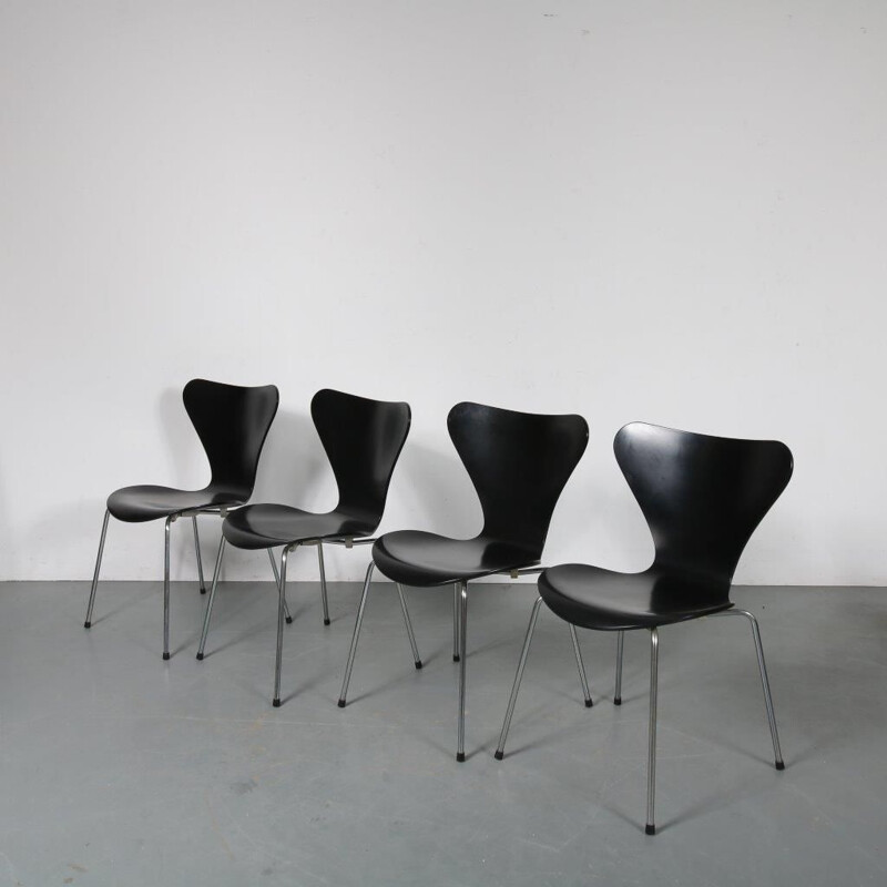 Vintage set of 4 butterfly chairs by Arne Jacobsen, manufactured by Fritz Hansen 1990