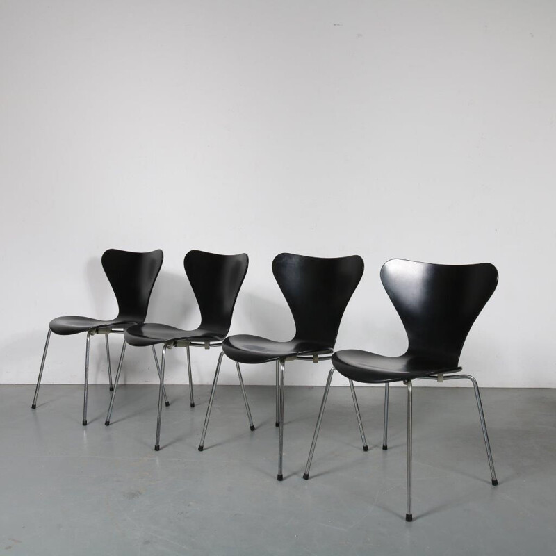 Vintage set of 4 butterfly chairs by Arne Jacobsen, manufactured by Fritz Hansen 1990