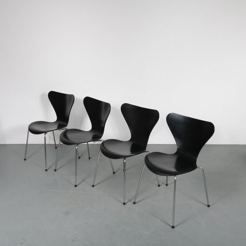 Vintage set of 4 butterfly chairs by Arne Jacobsen, manufactured by Fritz Hansen 1990