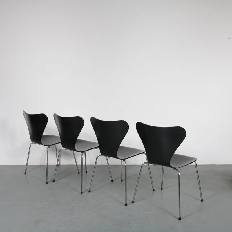 Vintage set of 4 butterfly chairs by Arne Jacobsen, manufactured by Fritz Hansen 1990