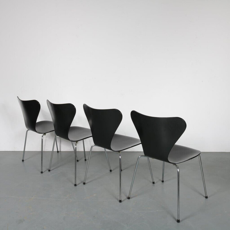 Vintage set of 4 butterfly chairs by Arne Jacobsen, manufactured by Fritz Hansen 1990