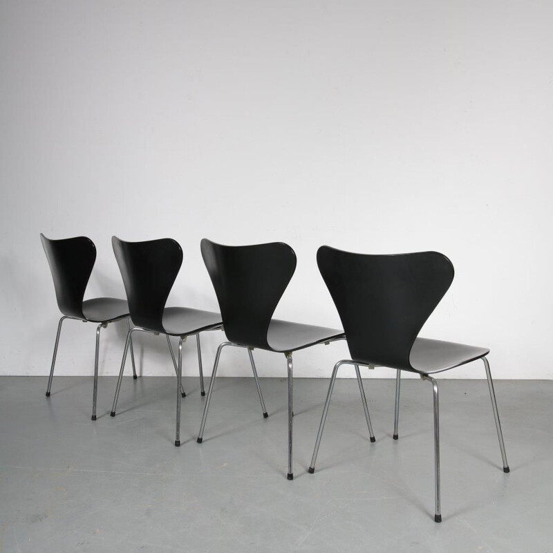 Vintage set of 4 butterfly chairs by Arne Jacobsen, manufactured by Fritz Hansen 1990