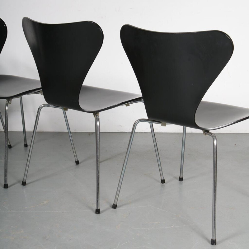 Vintage set of 4 butterfly chairs by Arne Jacobsen, manufactured by Fritz Hansen 1990